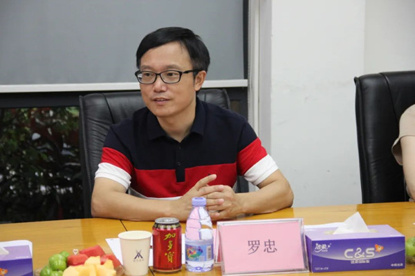 深圳市第二职业手艺学校办公室主任罗忠